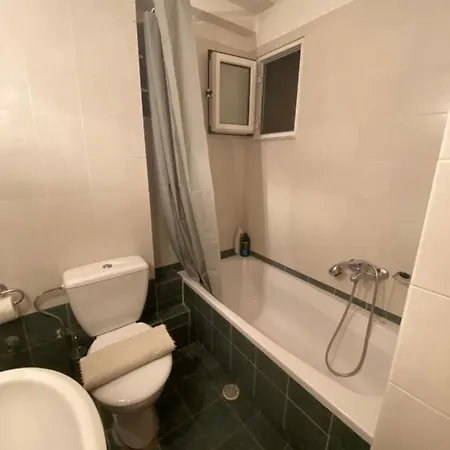 διαμέρισμα στην πολη των τρελων νερων Apartment *